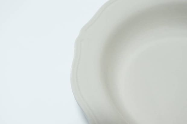 ダイソーのパスタボウル（フラワーシェイプ、GY、19cm）の縁