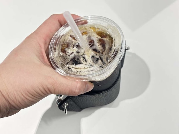 ダイソーのカップスリーブにコーヒーをセットする