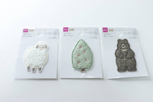 ダイソー ワッペン(もこもこ、ひつじ、あるぱか) ワッペン(もこもこ、しょくぶつ) ワッペン(もこもこ、くま、いぬ) ダイソーのワッペン(もこもこ、ひつじ、あるぱか)とワッペン(もこもこ、しょくぶつ)とワッペン(もこもこ、くま、いぬ)のパッケージ
