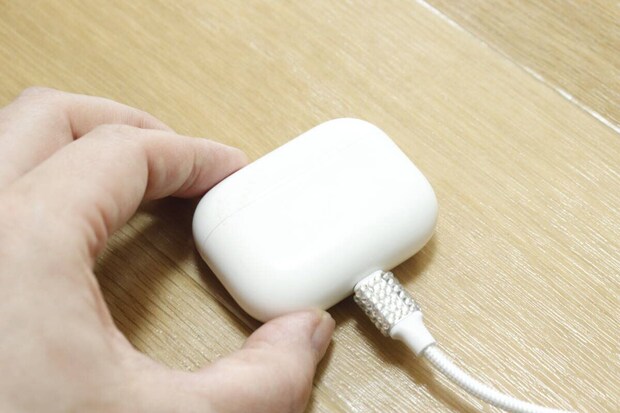 充電専用ケーブル（ライトニング、5V／2.4A、1m、ラインストーンコネクタ）　使用例