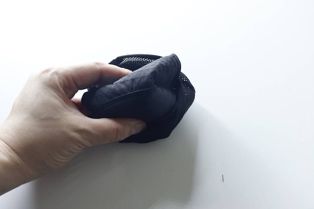 ダイソーの通気サファリハット（コンパクトタイプ、冷感付き）を折りたたむ