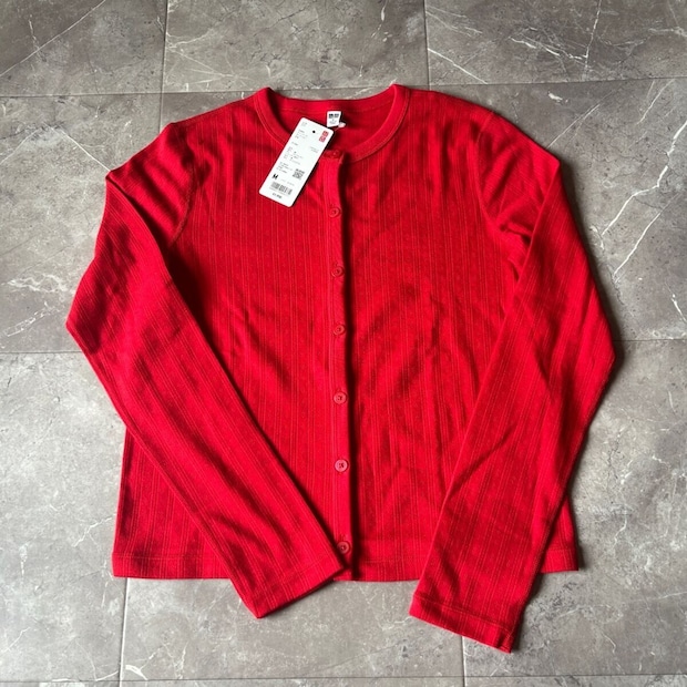 ユニクロ　ポインテールカーディガン　17 REDの商品写真（置き撮り）