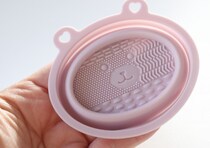100均のなら手軽にお手入れできるよ！「うわ…汚な！」「顔に使ってたと思うとゾッとする」