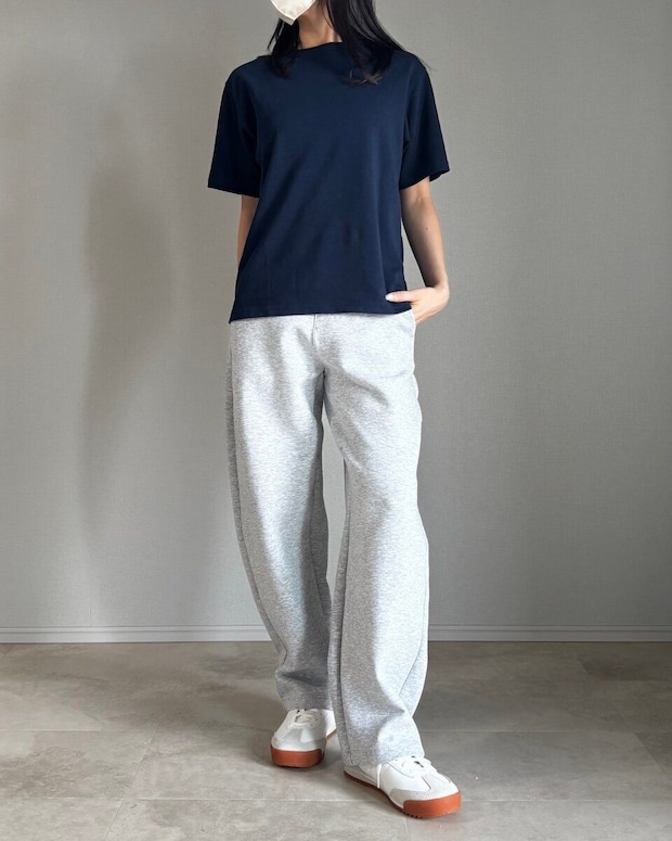 ユニクロKIDS　エアリズムコットンクルーネックT　ネイビー着用×グレーカーブパンツのコーデ