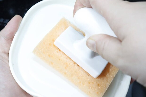 キッチンスポンジ用ハンドル　食器洗浄に使用