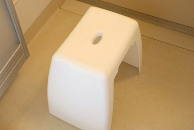 ダイソー 再生プラ配合風呂いす(オリーブ、ホワイト、高さ35cm) ダイソー 再生プラ配合風呂いす(オリーブ、ホワイト、高さ35cm)