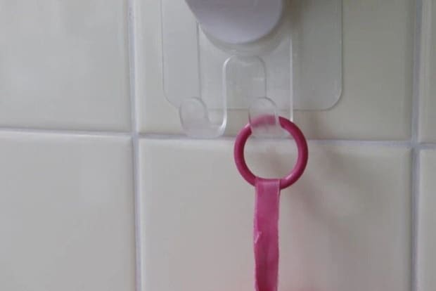 ダイソー　シャワーホルダー（粘着シート）　使用例　フック