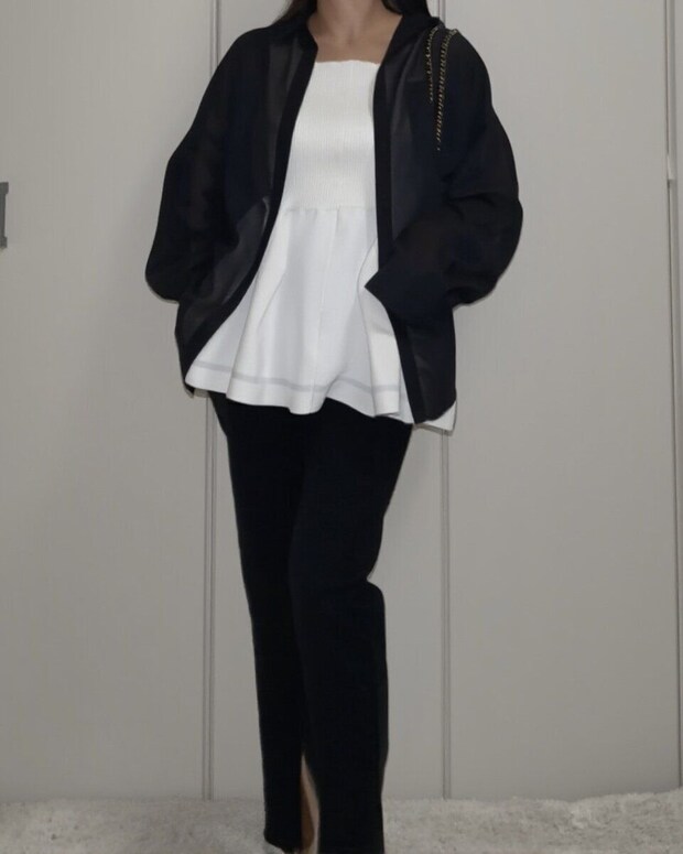 GU　シアードルマンスリーブシャツQ　白ペプラムトップス×ブラックパンツのフェミニンコーデ