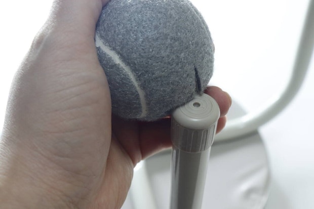 ダイソー テニスボール型椅子脚カバー(4個、グレー) ダイソーのテニスボール型椅子脚カバー(4個、グレー)を取り付ける