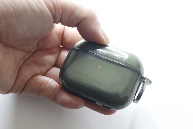 ダイソー ソフトクリアケース(AirPods Pro2&Pro共通、カラビナ付、モノクロ) ダイソーのライトが見えるソフトクリアケース(AirPods Pro2&Pro共通、カラビナ付、モノクロ)