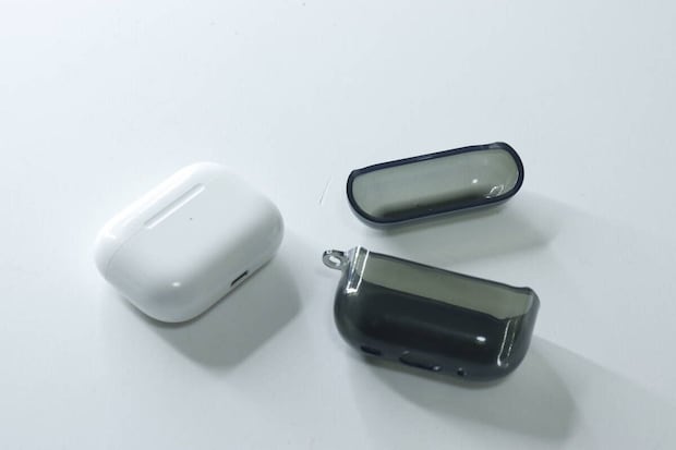 ダイソーのソフトクリアケース（AirPods Pro2＆Pro共通、カラビナ付、モノクロ）とAirPods