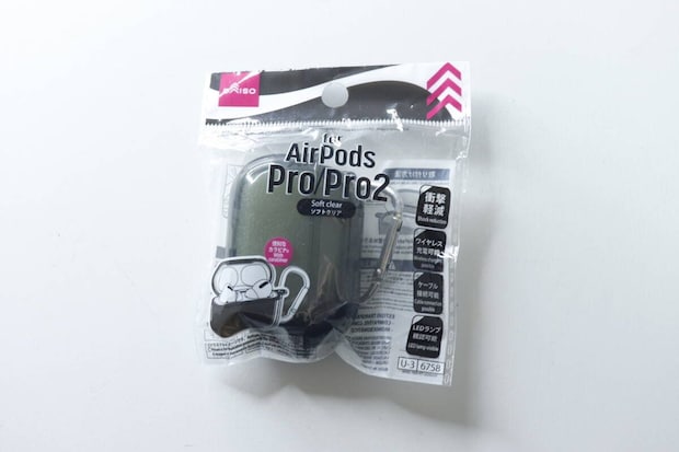 ダイソーのソフトクリアケース（AirPods Pro2＆Pro共通、カラビナ付、モノクロ）のパッケージ