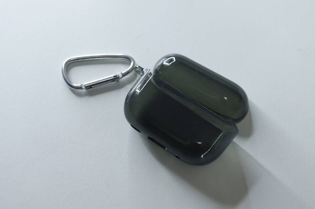 ダイソーのソフトクリアケース（AirPods Pro2＆Pro共通、カラビナ付、モノクロ）のビジュアル
