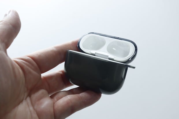 ダイソー ソフトクリアケース(AirPods Pro2&Pro共通、カラビナ付、モノクロ) ダイソーのソフトクリアケース(AirPods Pro2&Pro共通、カラビナ付、モノクロ)を装着する