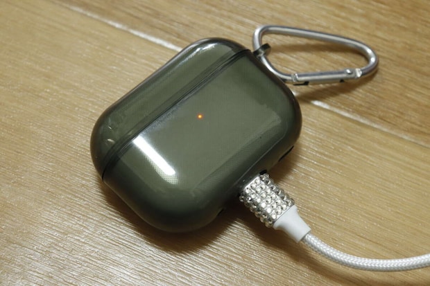 ダイソー ソフトクリアケース(AirPods Pro2&Pro共通、カラビナ付、モノクロ) ダイソーの充電できるソフトクリアケース(AirPods Pro2&Pro共通、カラビナ付、モノクロ)
