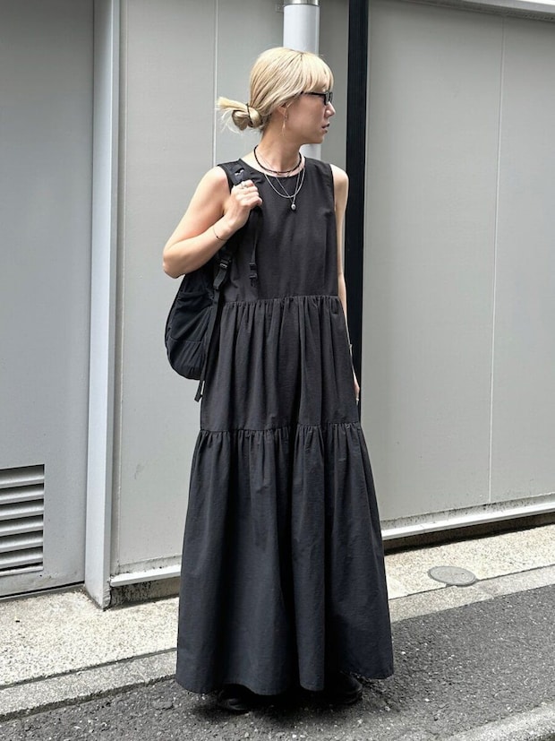 2026夏大人女性おすすめ黒ティアードワンピースコーデ