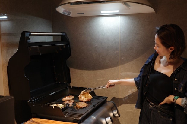 プレジャーリゾート 伊豆赤沢温泉 GRAX EARTH FIELD 室内BBQコンロでグリルする女性