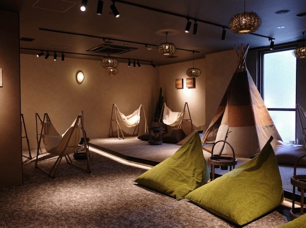GRAX LOUNGE　ハンモックルームとティピーテント