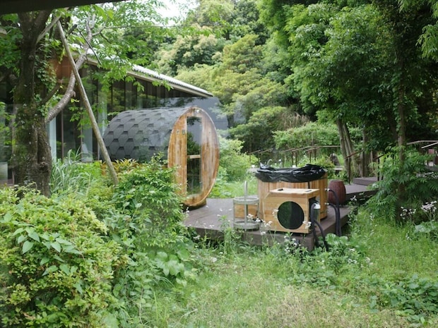 プレジャーリゾート 伊豆赤沢温泉 赤沢スパ 緑に囲まれたバレルサウナの外観