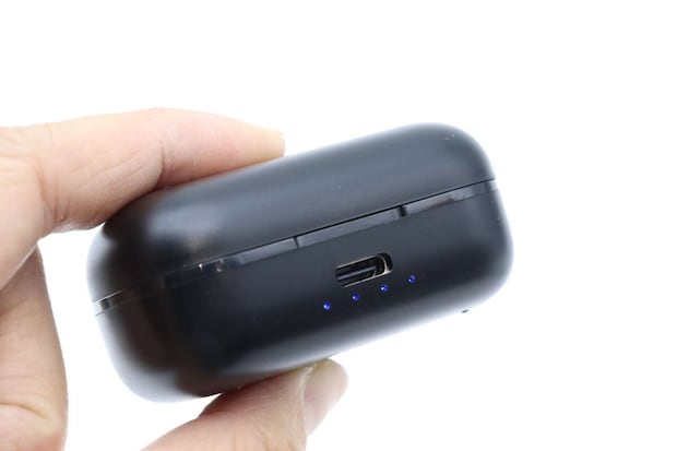 ダイソーの完全ワイヤレスイヤホンのLEDインジケーター