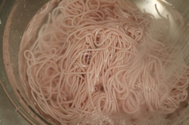 ダイソー 讃岐の梅そうめん ダイソーの讃岐の梅そうめんを水で締める