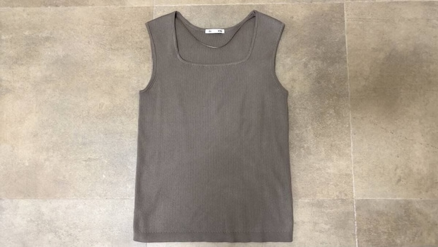 GU　リブニットスクエアネックタンクトップ　34 BROWNの商品写真（置き撮り）