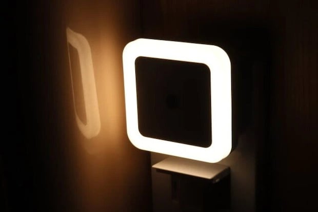 ダイソー　LED明暗センサー付きナイトライト（電球色）　光量