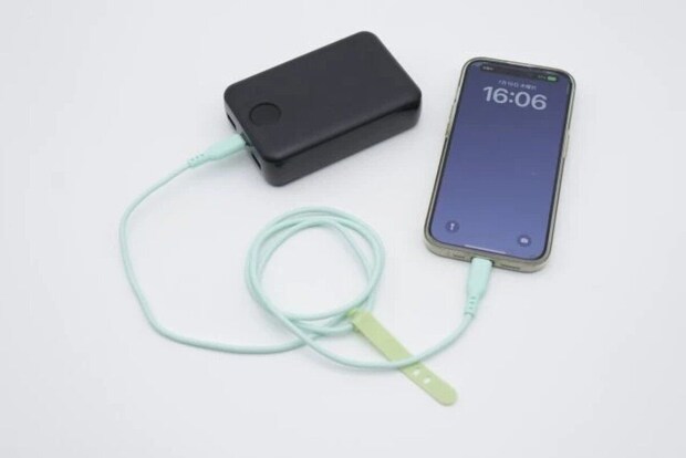 ダイソー 充電・通信C-Cケーブル(留めバンド付、グリーン) 使用例 ダイソー 充電・通信C-Cケーブル(留めバンド付、グリーン) 使用例