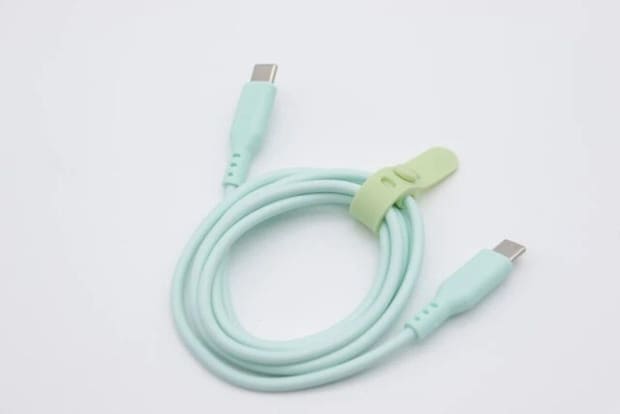 ダイソー 充電・通信C-Cケーブル(留めバンド付、グリーン) ダイソー 充電・通信C-Cケーブル(留めバンド付、グリーン)