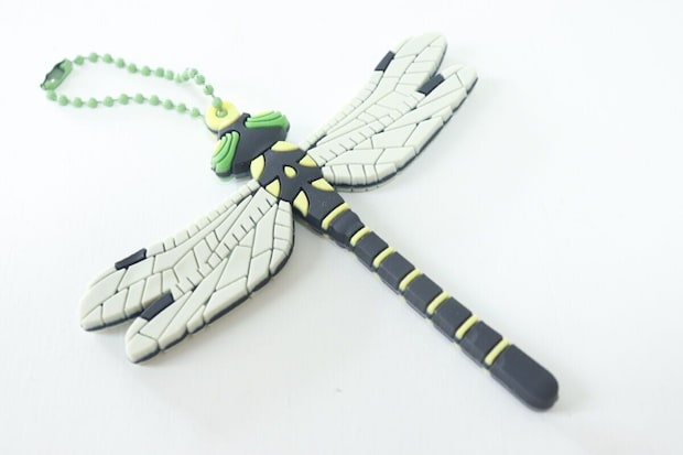 セリア キーホルダー PVC オニヤンマ セリアのキーホルダー PVC オニヤンマのリアルなデザイン