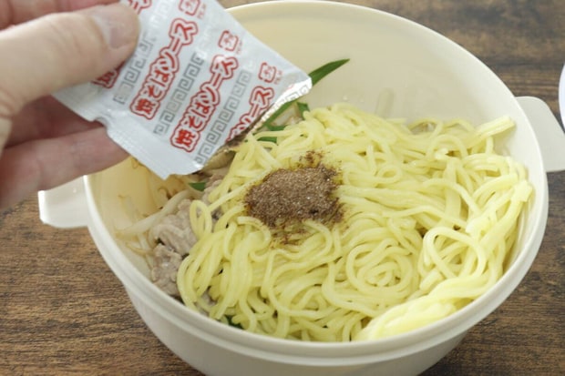 電子レンジでお手軽焼きそば＆ラーメン　ソース投入