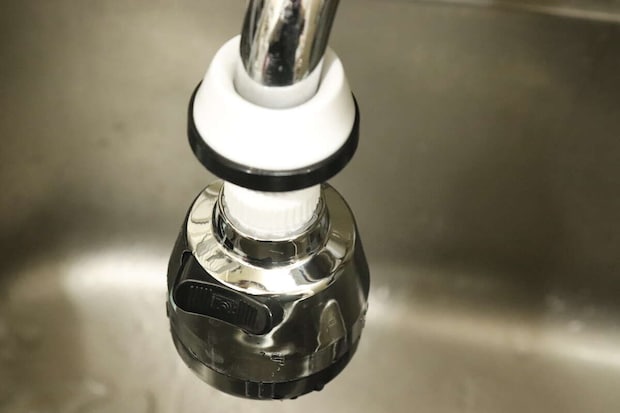 ダイソーの浄水蛇口用首ふりキットを別売りの浄水蛇口に取り付けた状態