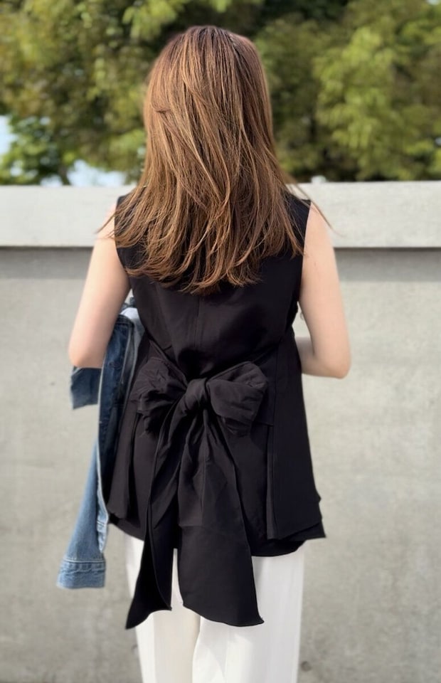 coca 2wayリボントップス coca 2wayリボントップス 後ろリボンの大人っぽい着こなし(バックスタイル)