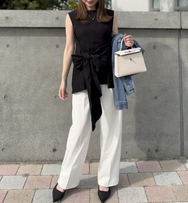 coca　2wayリボントップス　前リボン×ホワイトパンツのモノトーンコーデ（正面）