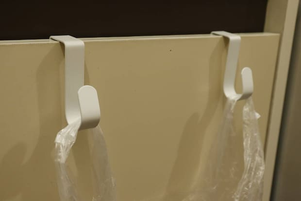 扉に付けるゴミ袋ホルダー（2個）　使用例