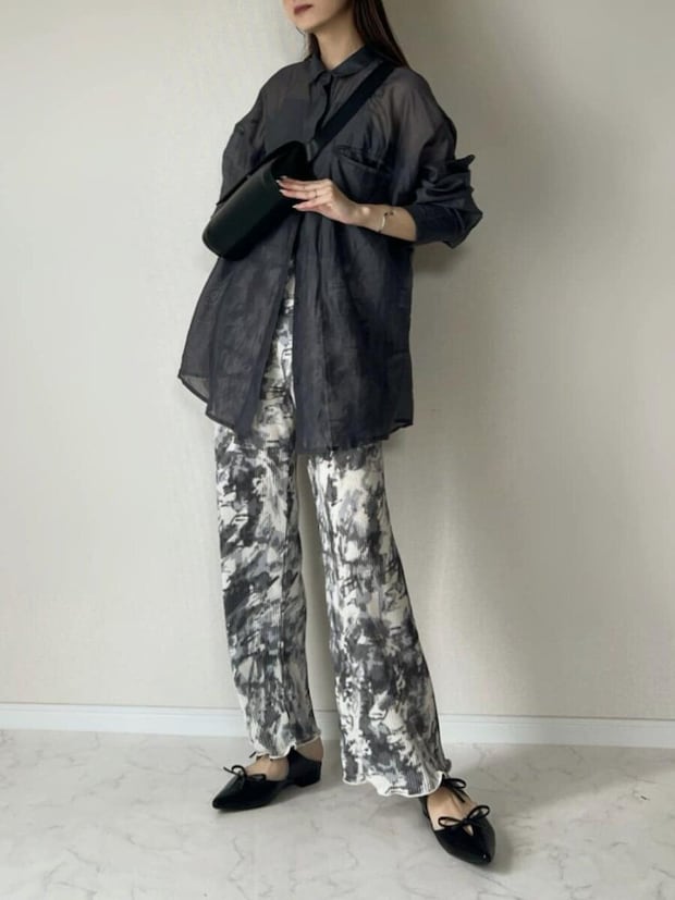 黒シアーシャツコーデ4