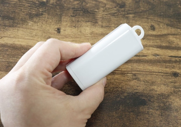 こんなに小さくなっちゃうの！？本体を押し出すと…？出先でスマートに使える100均グッズ