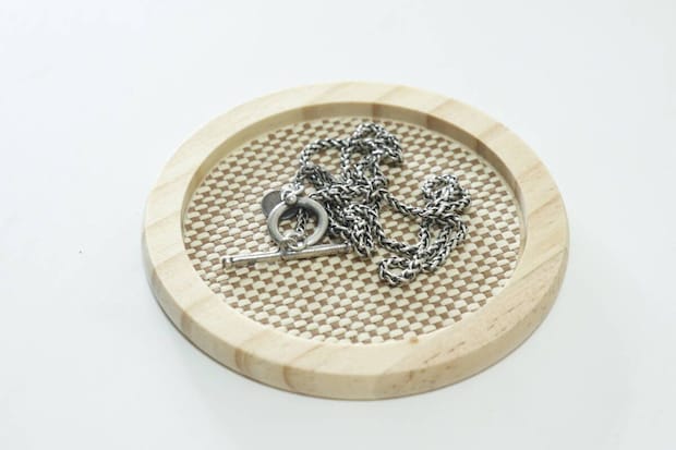 セリアの白木メッシュコースター 茶 丸にアクセサリーを置く