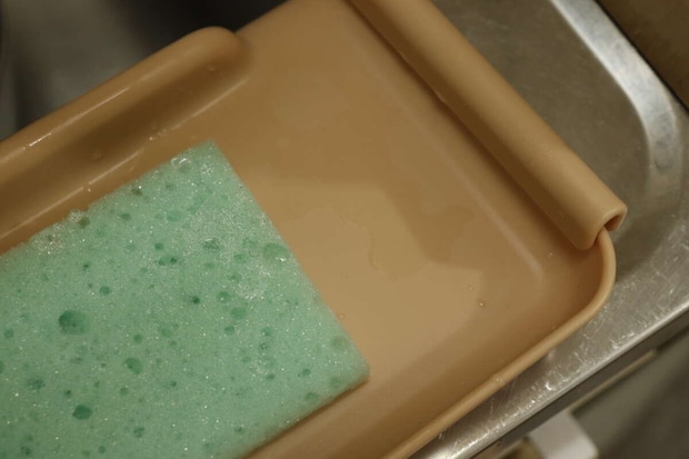 ダイソーのスポンジホルダー 水切りネット用でスポンジの水切りをする様子