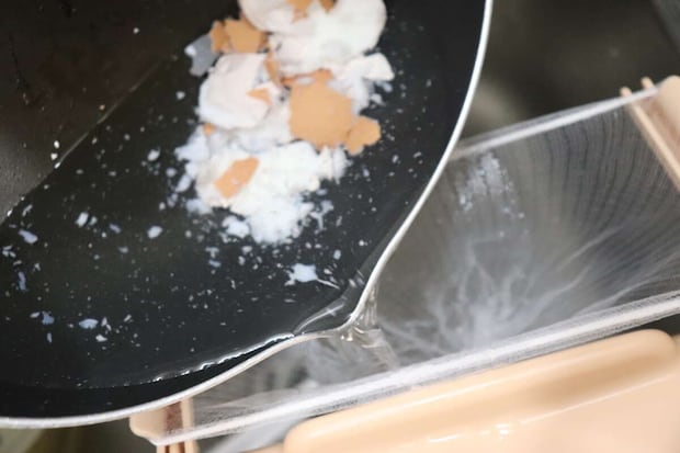 ダイソーのスポンジホルダー 水切りネット用で生ごみの水切りをする様子1