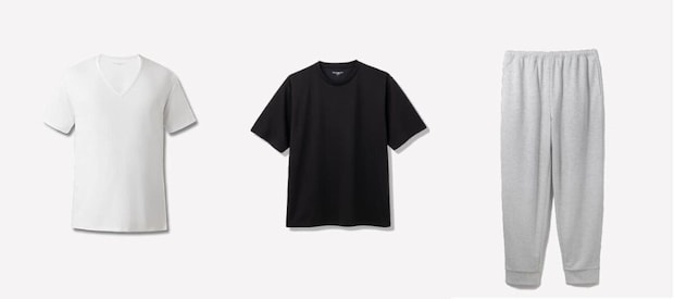 白背景に並んだ、白いVネックインナー・黒い半袖クルーネックTシャツ・ライトグレーのロングパンツの単品3点