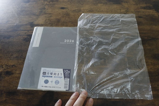 ダイソーの4つの取り出し口が付いたキッチンパック（90枚）とA5ノート