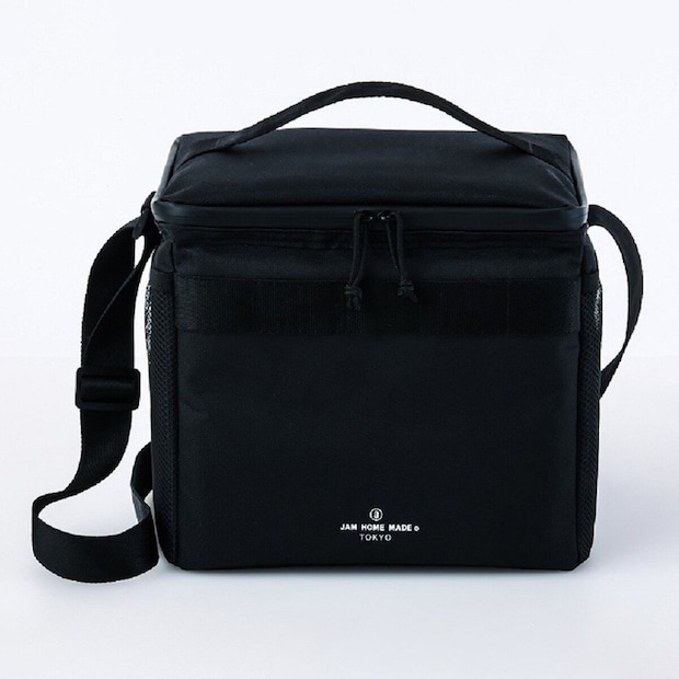白背景に置かれた、JAM HOME MADEの黒い自立するボックス型の保冷バッグ。手提げハンドルと肩掛けストラップ、サイドのメッシュポケット付き