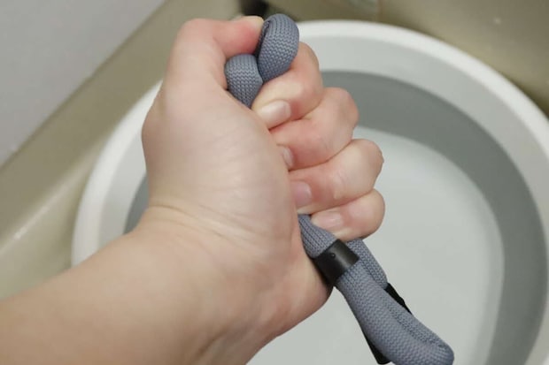 ダイソーの水に浮くメガネストラップを絞る