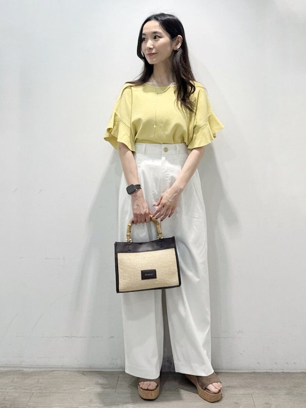 2026夏大人女性おすすめイエローフリルニット白ワイドパンツコーデ