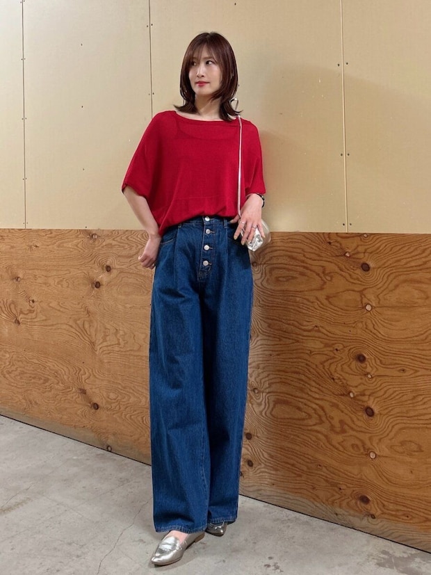 2026夏大人女性おすすめ赤ニットワイドデニムコーデ