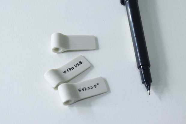 ダイソーのケーブルタグに文字を書き入れる