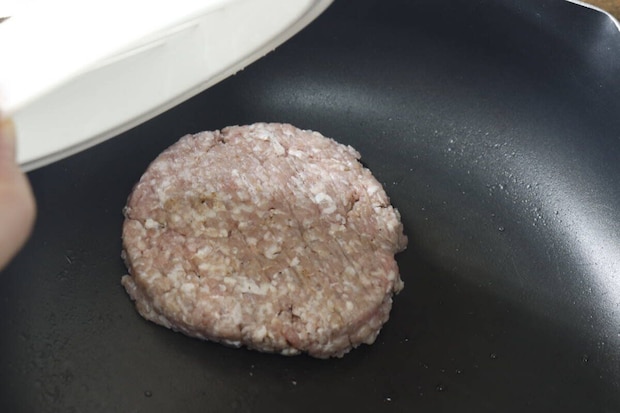 ダイソー ミートプレス ダイソーのミートプレスで作ったパティを焼く