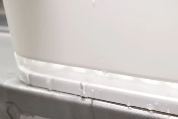 ダイソーの水切れできるスポンジ＆洗剤ホルダーの水滴