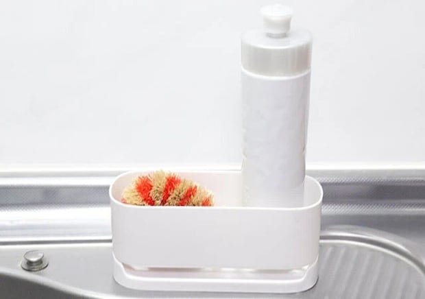 ダイソーの水切れできるスポンジ＆洗剤ホルダーの使用例
